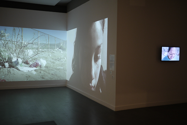 Videoinstalation von Maya Goded in der Ausstellung über mexikanische Fotografie der Gegenwart.