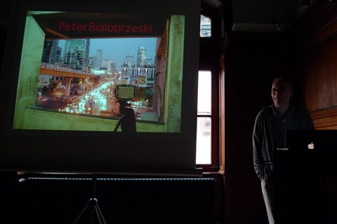 Peter Bialobrzeski bei seinem Vortrag in Frankfurt. 