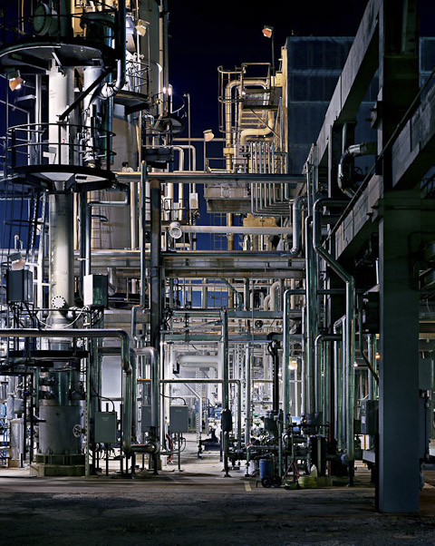 Oil Refineries #23, Oakville, Ontario, Canada, 1999 © Edward Burtynsky, courtesy Stefan Röpke, Köln + Nicholas Metivier, Toronto
