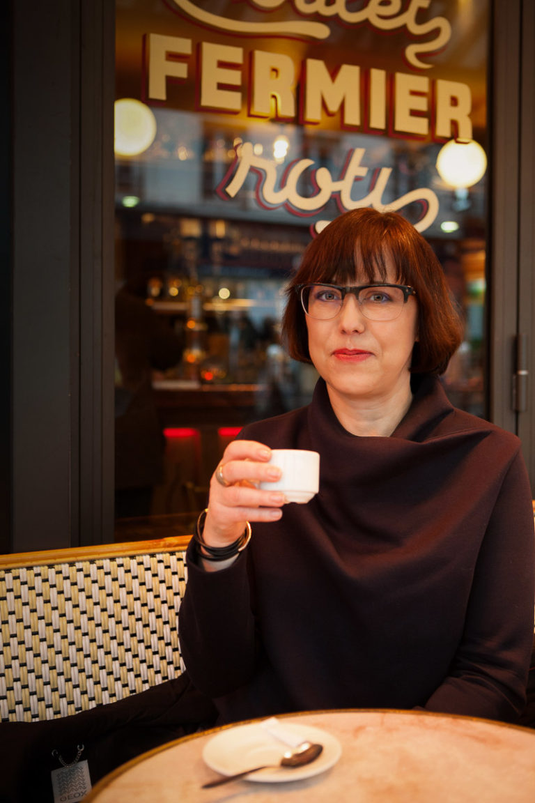 Martina Mettner in einem Café in Paris