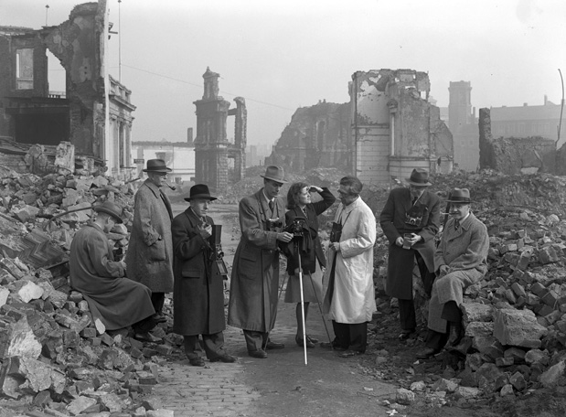 Fotografische Gesellschaft im Kruppschen Bildungsverein bei Trümmeraufnahmen im zerstörten Essen (Akazienallee), 1946