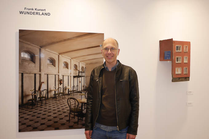 Frank Kunert vor dem Eröffnungsbild seiner Ausstellung Wunderland