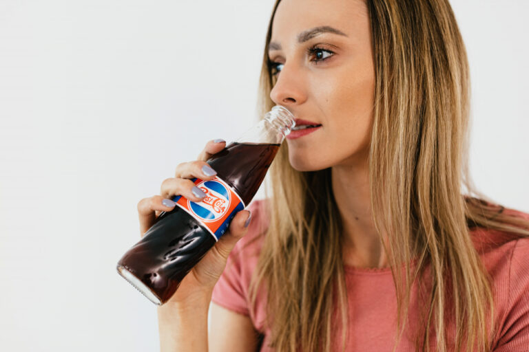 Frau mit Pepsi-Flasche
