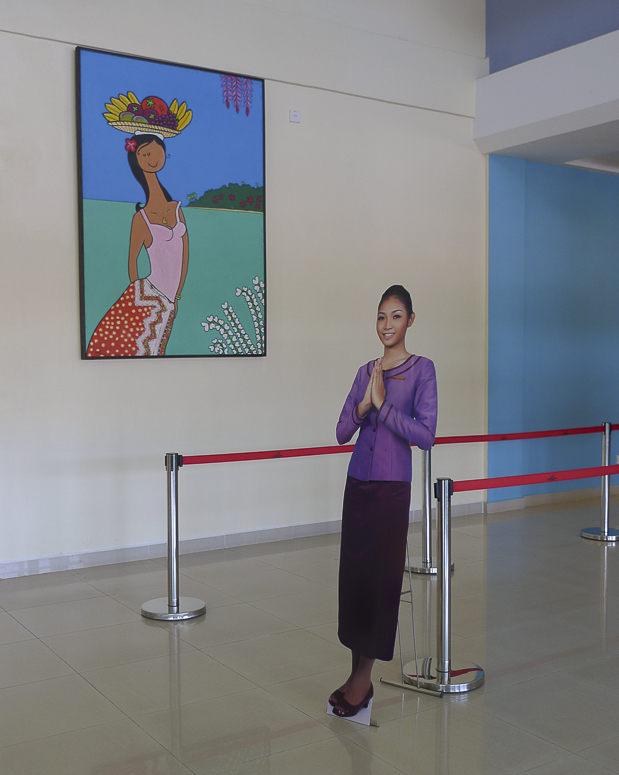 Sehr modern: Am Flughafen Sihanoukville wird das Personal auch schon durch Pappaufsteller ersetzt. 